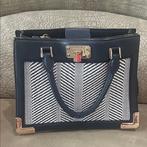 Michael Micheal  Kors  Kinsley Navy White Optic Chevron Satchel Bag - Picture 1 of 8